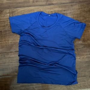 LuluLemon short sleeved Swiftly Tech 2.0 in Blazer Blue. Size 8 label removed.